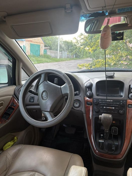Автомобіль Lexus RX-300