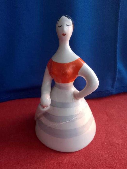Фарфоровая статуэтка Девушка с зонтиком. СССР