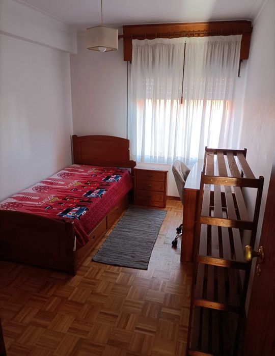Alugo quarto para estudante  Aveiro