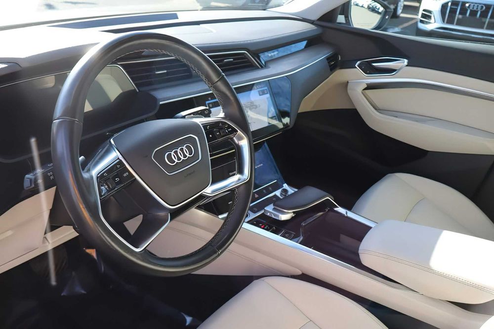 Audi e-tron      2022