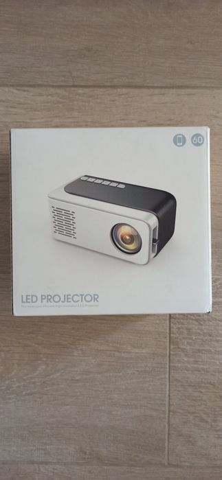 Mini projektor LED J19 Mate – HDMI/USB – pilot + stojak