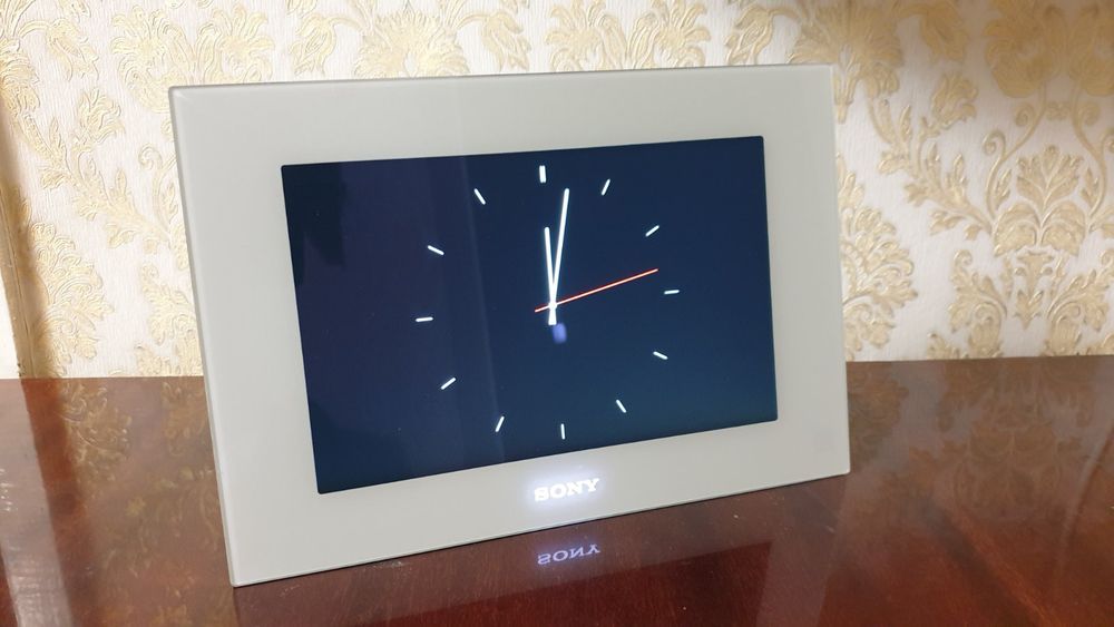Цифровая фоторамка Sony DPF-XR100 (диагональ LED экрана 26см)