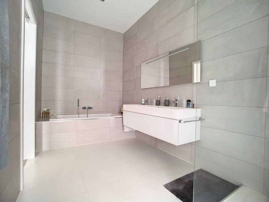 Moradia T5 contemporânea