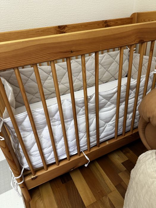 Кроватка детская, деревянная