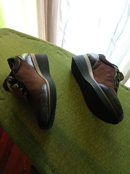 Sapatos castanhos com Cunha. 40