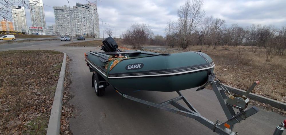 Продам лодку з двигуном та прицепом