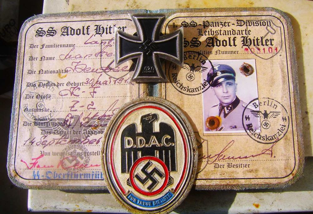 Legitymacja Kapitana Dywizji Adolf Hitler 1943r +Żelazny Krzyż+Odznaka