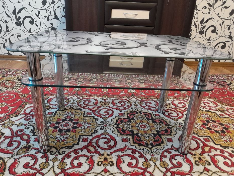 Продам стекляный столик для зала, гостинной