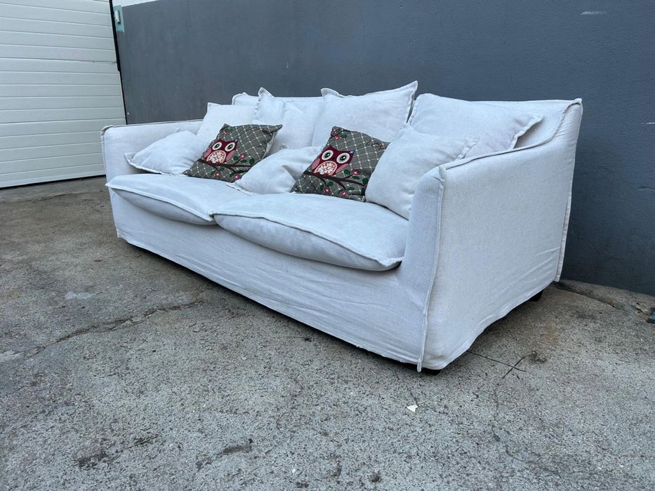 Sofá de 3 lugares com tecido tipo fazenda claro