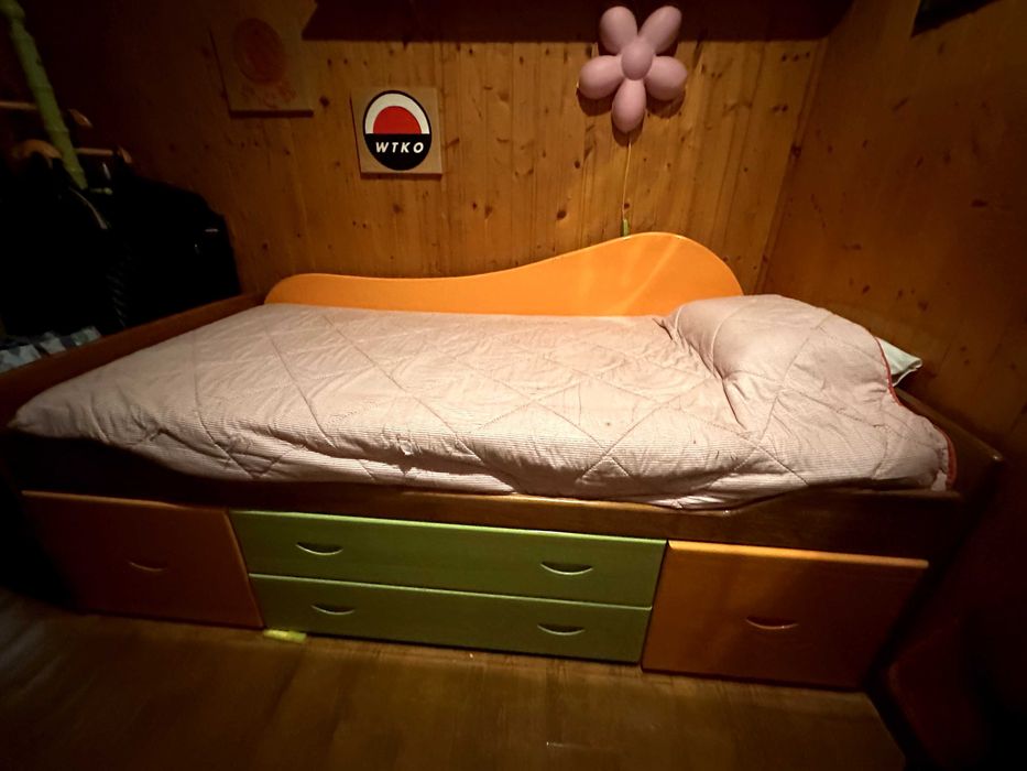 Cama de madeira maciça (90 x 200) e secretária (130 x 70) com cadeira