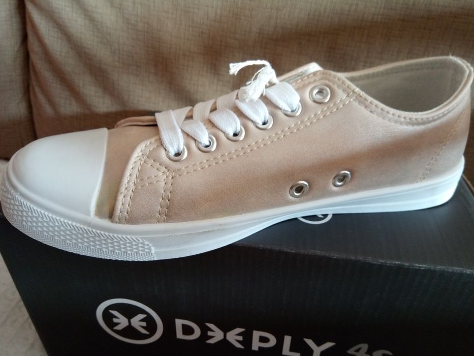 Vendo 1 pare de sapatilhas novas em salmão muito claro.Tam. 38.