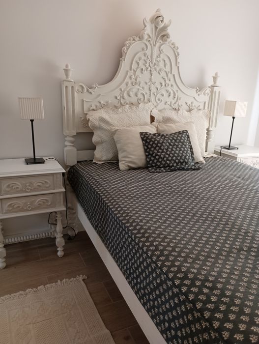Cama de estilo Neo-Rococó com acabamento Shabby Chic / Romântico.
