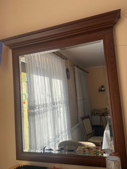 Lustro w drewnianej ramie