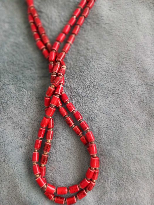 Colares em vermelho sangue de boi