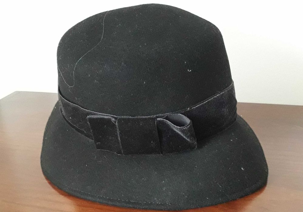 Chapéu preto, com fita acetinada