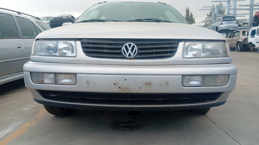 Pára-choques frente VOLKSWAGEN Passat (3A2, 35I)