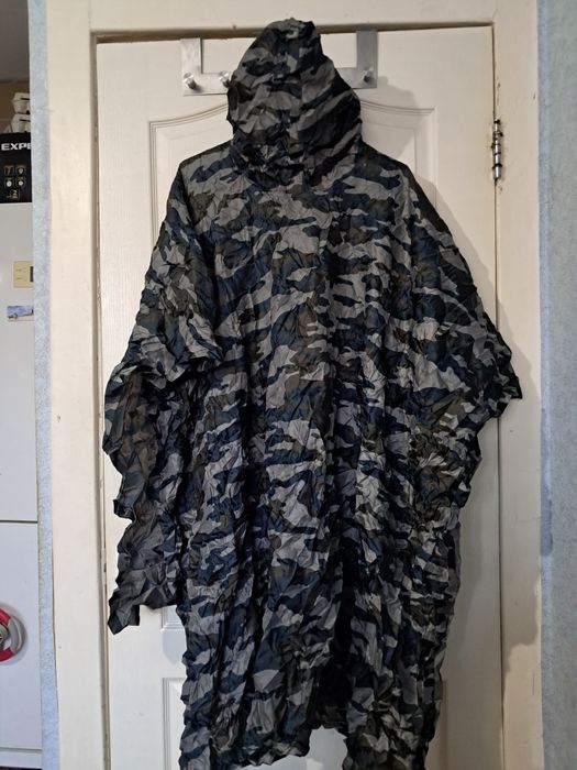 камуфльований дощовик-пончо.