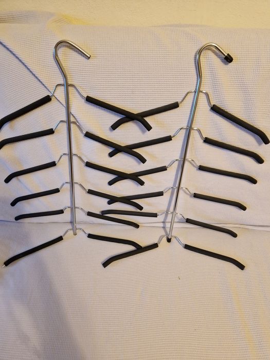 Dwa wieszaki na 6 bluzek, koszul