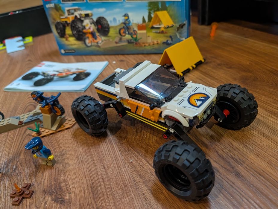 LEGO - CITY - przygody samochodem terenowym  z napędem 4X4 - 60387