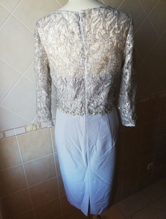 Vestido cerimónia curto, em cinza prata