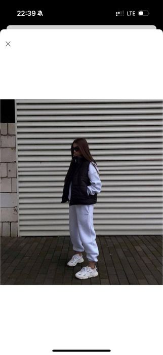 Чорна жіноча жилетка (безрукавка)