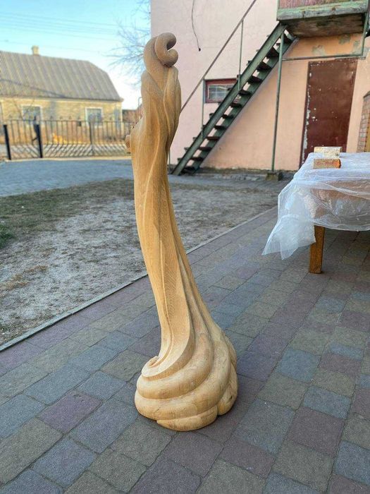 різьблений дубовий стовп до перил