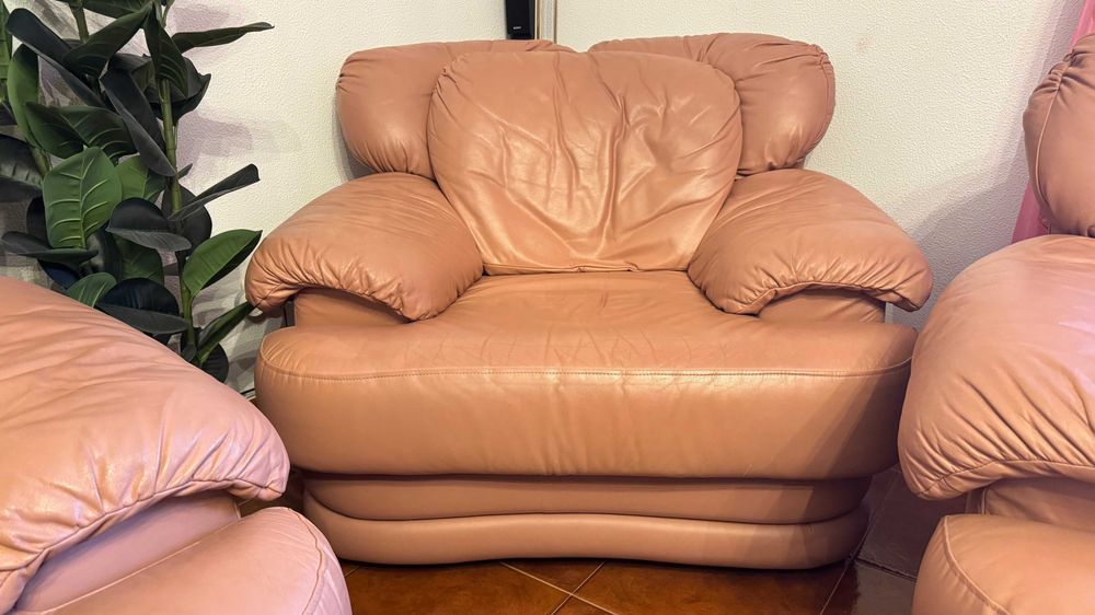 Conjunto de sofás em pele côr rosa