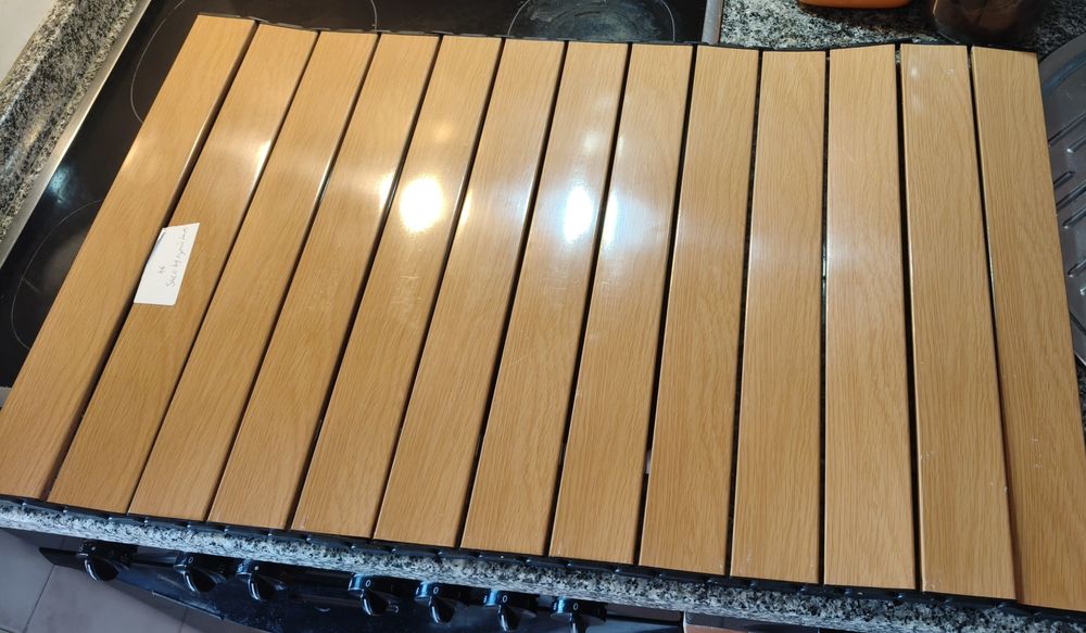 Mesa dobrável ideal para carrinho de jardim.