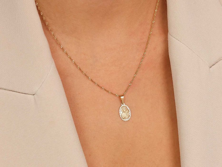 Złoty owalny medalik z Matką Boską Częstochowską PR 585