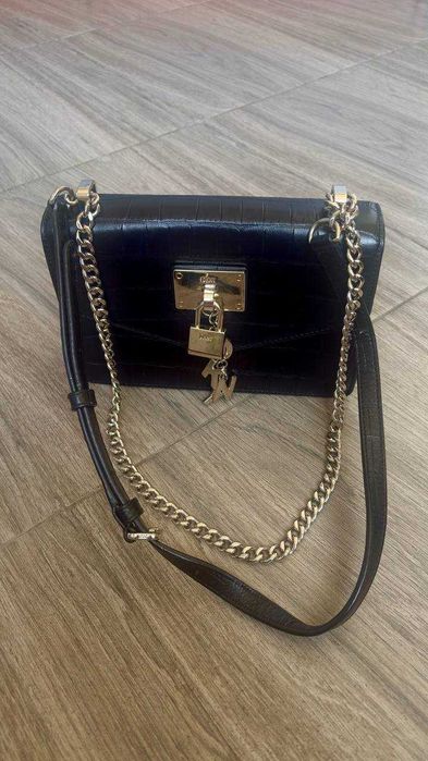 Продаю жіночу шкіряну сумку DKNY