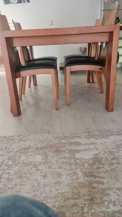 Mesa sala jantar com 4 cadeiras robusta e em bom estado