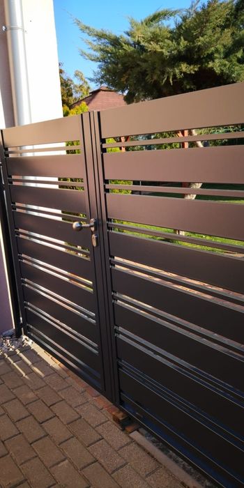 Ogrodzenie palisada nowoczesne z furtka i bramą wjazdową