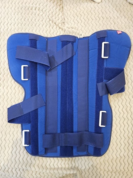 Joelheira rígida com articulação