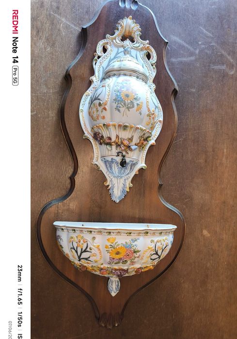 Fonte de parede em faiança decorativa