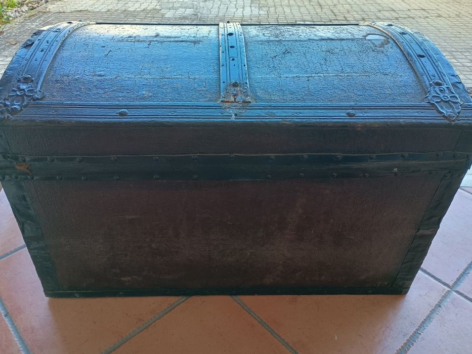 Baú antigo envernizado.
69 de largura
39 altura