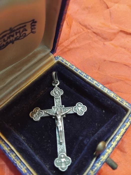 Crucifixo em prata peça marca e contraste
