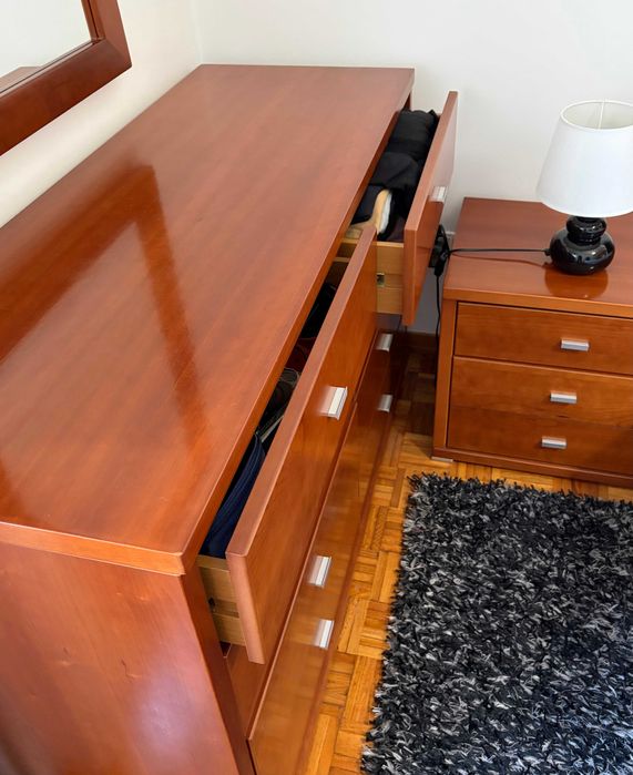 Mobília de Quarto Casal em Cerejeira – Cama (com colchão)+Cómoda+Roupeiro+Espelho+Cadeira+Mesinhas