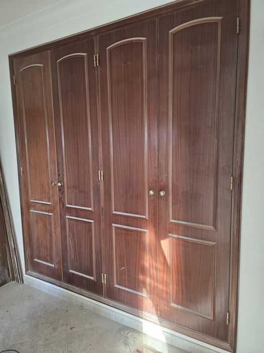 Armário de madeira maciça