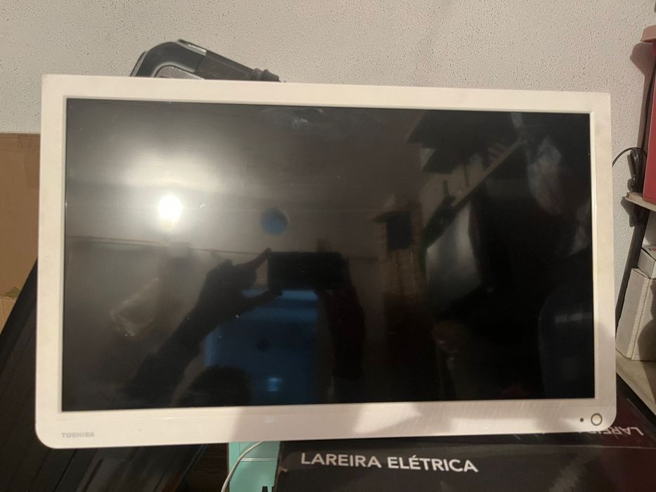 Televisões branca e preta