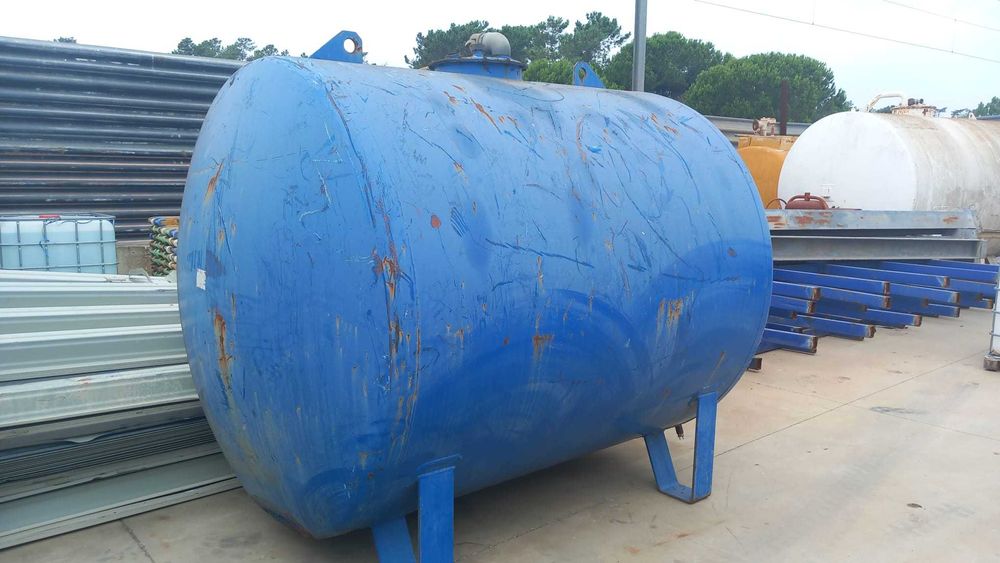 Depósito de combustível de 10 mil litros com bomba
