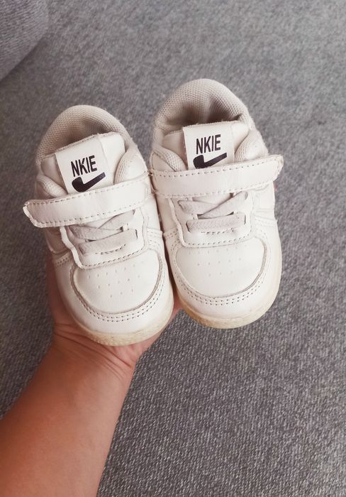 Дитячі кросівки білі