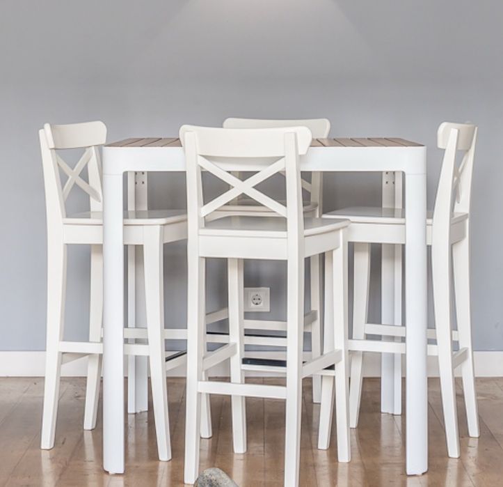 Mesa quadrada para refeção + 4 cadeiras