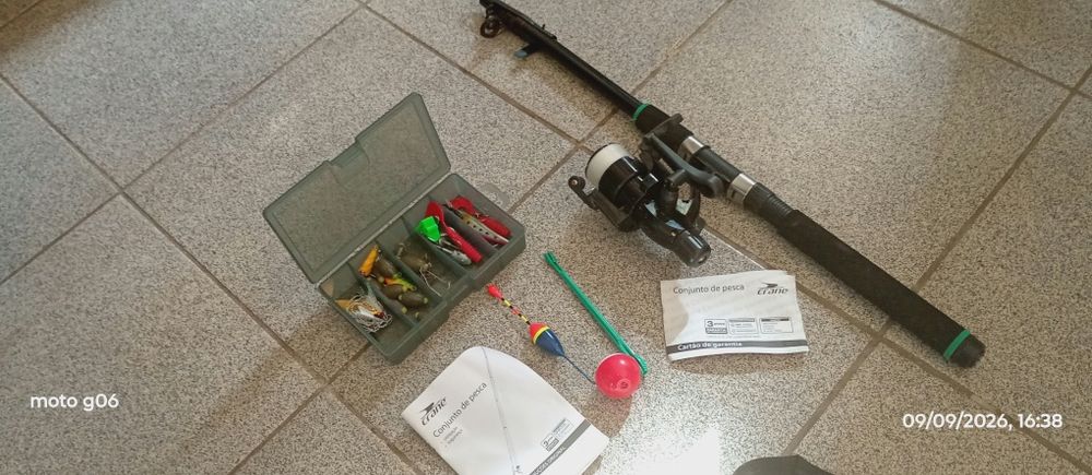 Conjunto de cana de pesca usada só uma vez