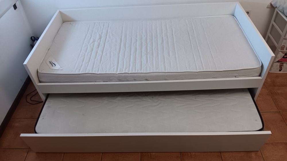 Vendo bi-cama com colchões!