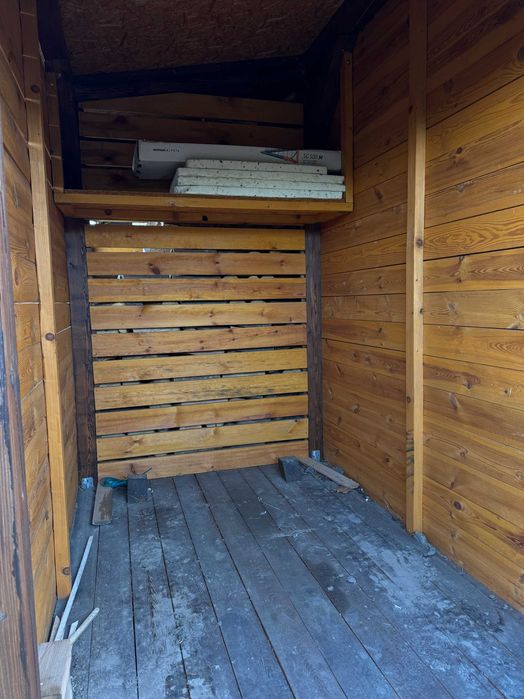 Szopa drewniana na drzewo i Quada