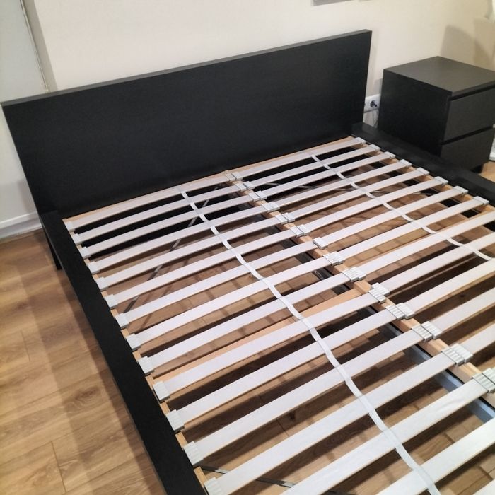 Cama de casal com estrado e mesa de cabeceira