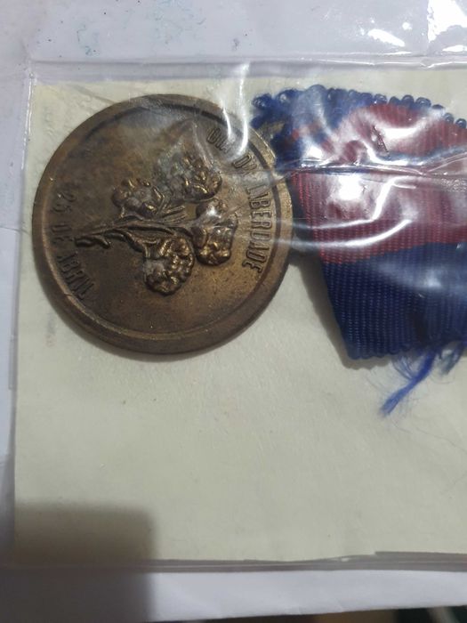 2 medalhas antigas e postal Comemorações 25 de Abril colecção