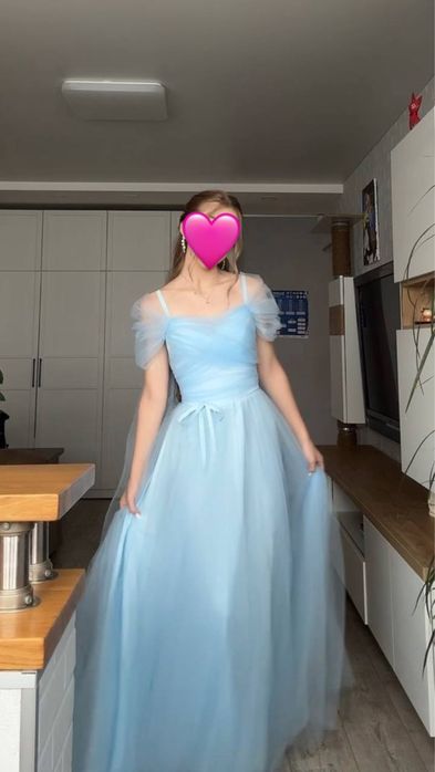 Випускна блакитна сукня