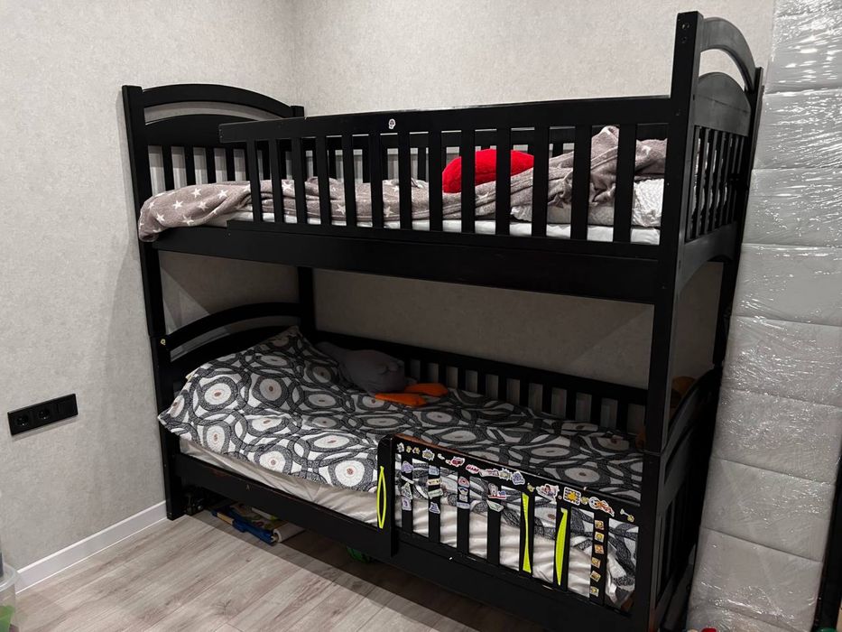 Двоповерхове ліжко з матрацами