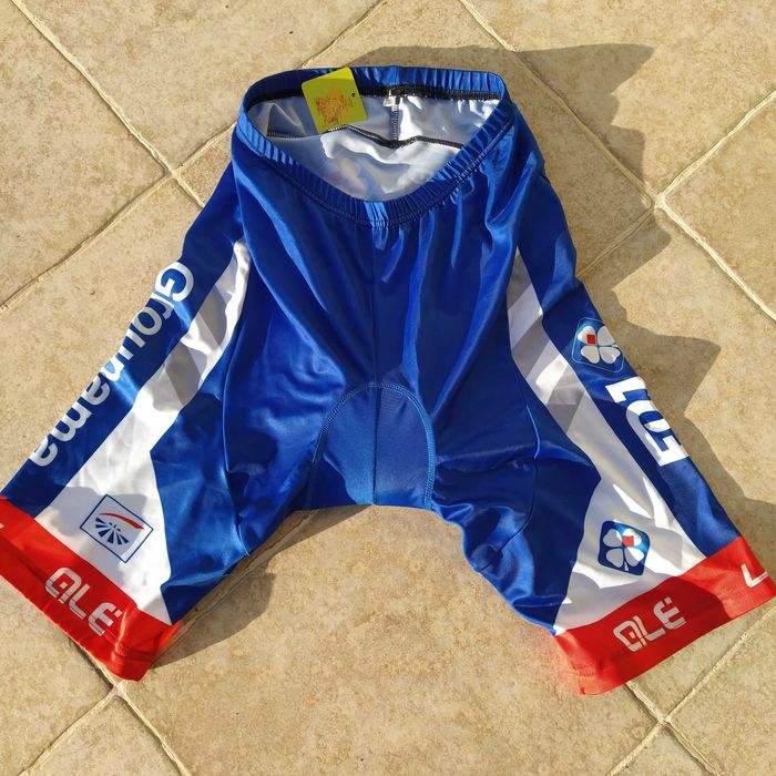 Vários equipamentos de ciclismo